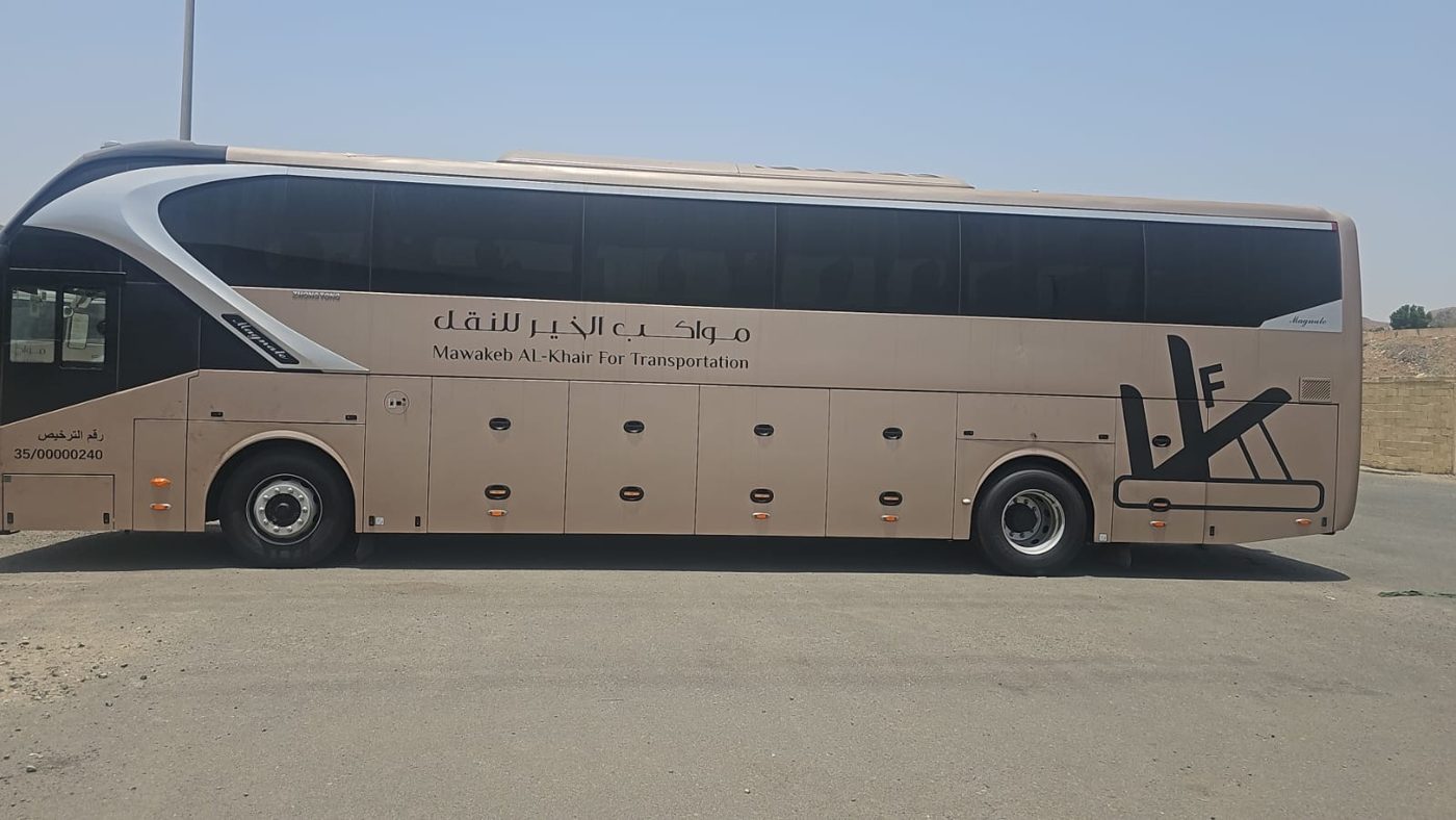 حافلة حديثة بسعة 49 راكبًا